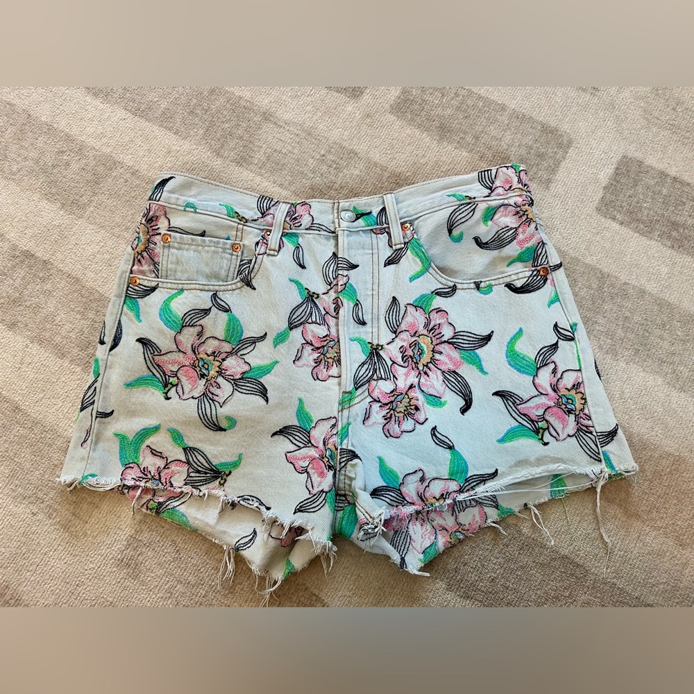 Levi’s Women’s 501 Hella Bloom Floral Embroidered High Rise Shorts (Size 30) - Picture 2 of 10